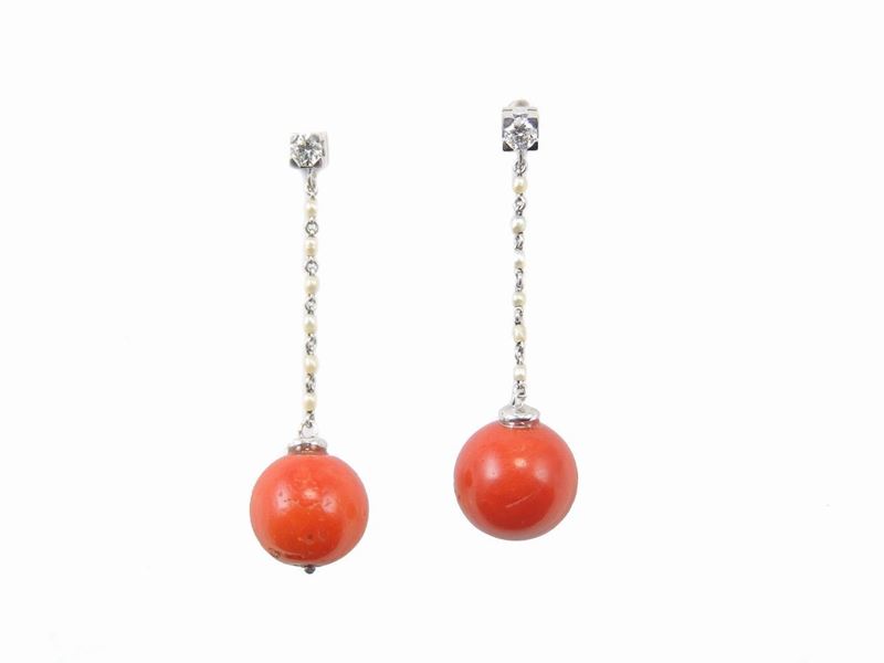 Orecchini Pendenti in Oro Bianco con Diamanti Microperle e Coralli Rossi