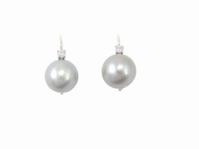 Orecchini Pendenti in Oro Bianco con Diamanti e Perle Grigie Coltivate South Sea