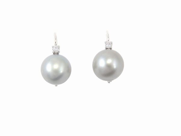 Orecchini pendenti in oro bianco con diamanti e perle grigie coltivate South Sea