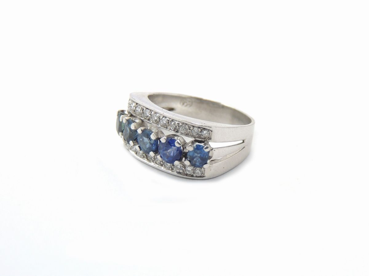 Anello a Fascia in Oro Bianco con Diamanti e Zaffiri