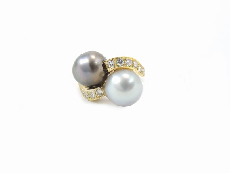 Anello Contrariè in Oro Giallo con Diamanti e Perle Coltivate Soth Sea, Bianca e Nera