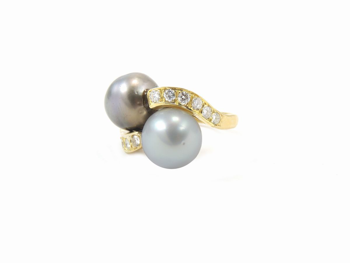 Anello Contrariè in Oro Giallo con Diamanti e Perle Coltivate Soth Sea, Bianca e Nera