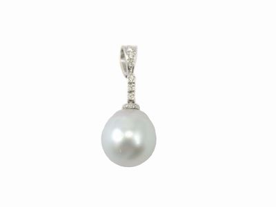 Pendente in Oro Bianco con Diamanti e Perla Coltivata Barocca Bianca