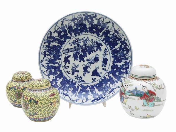 Lot of oriental porcelain objects