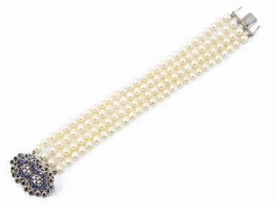 Bracciale Quattro Fili di Perle Coltivate con Fermezza in Oro Bianco Diamanti e Zaffiri