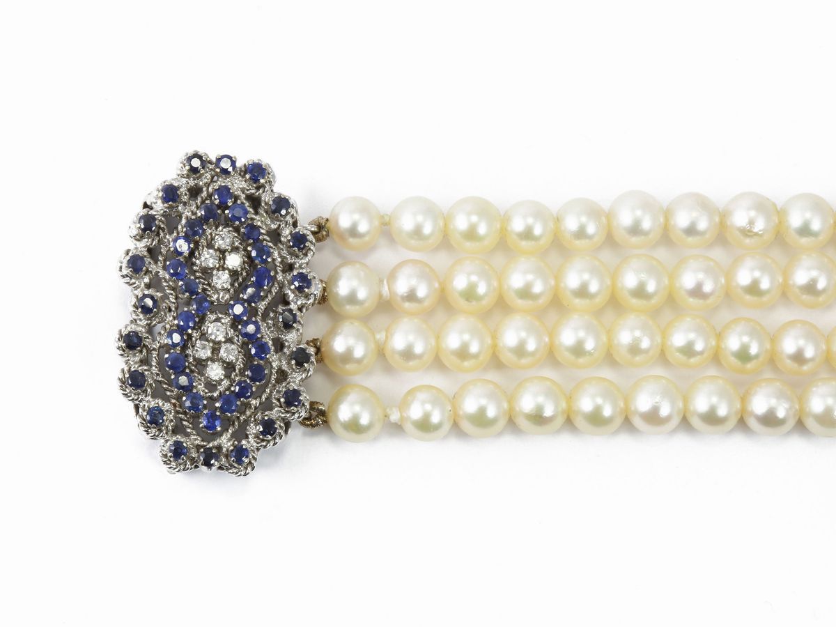 Bracciale Quattro Fili di Perle Coltivate con Fermezza in Oro Bianco Diamanti e Zaffiri