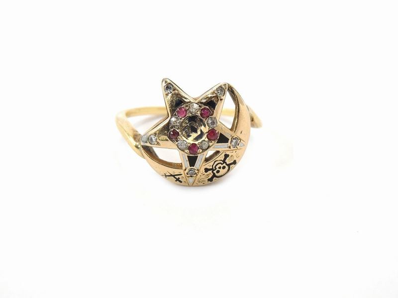 Anello in Oro Giallo e Oro Rosa a Basso Titolo con Diamanti, Rubini e Smalti Bianchi e Neri