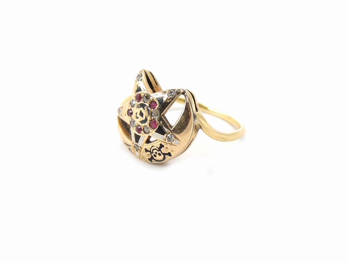 Anello in Oro Giallo e Oro Rosa a Basso Titolo con Diamanti, Rubini e Smalti Bianchi e Neri