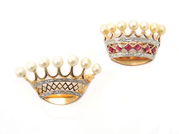 Due spille a corona in oro giallo e platino con diamanti, rubini sintetici e perle Akoya