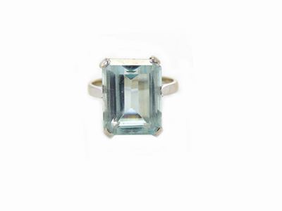 Anello in Oro Bianco con Acquamarina