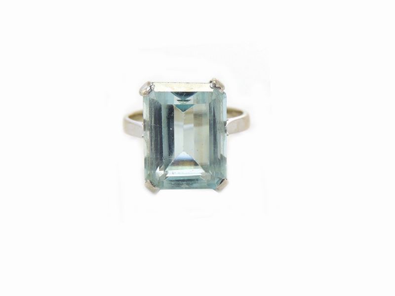 Anello in Oro Bianco con Acquamarina