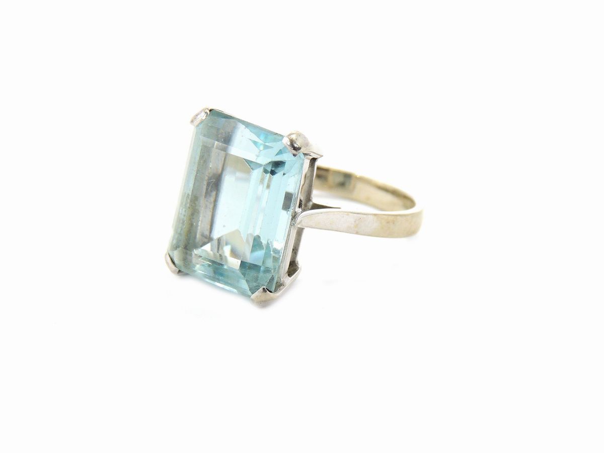 Anello in Oro Bianco con Acquamarina