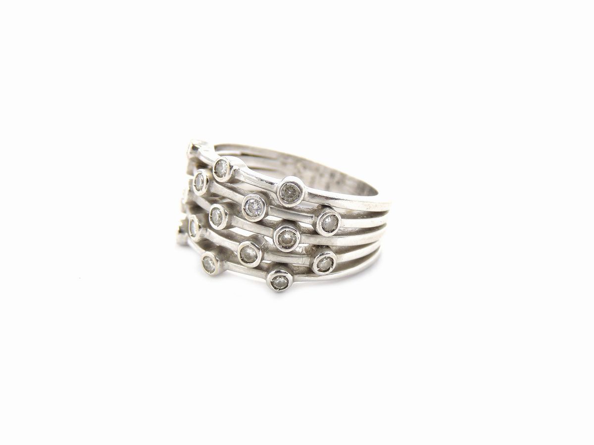 Anello a Fascia in Oro Bianco con Diamanti