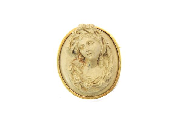 Yellow gold brooch with lava stone cameo