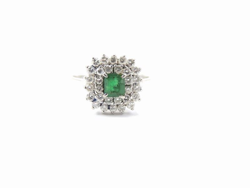 Anello in Oro Bianco con Diamanti e Smeraldo