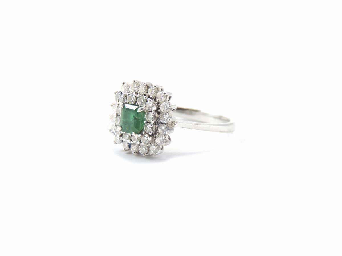 Anello in Oro Bianco con Diamanti e Smeraldo