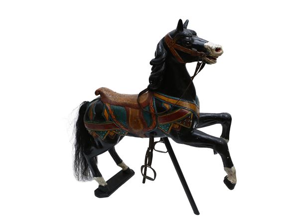 Antico cavallo da giostra in legno dipinto