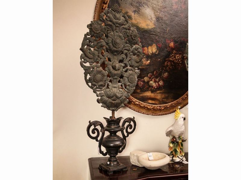 Coppia di Grandi Vasi Porta Palmette in Bronzo