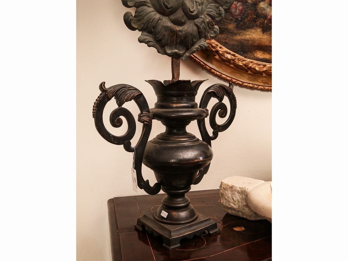Coppia di Grandi Vasi Porta Palmette in Bronzo