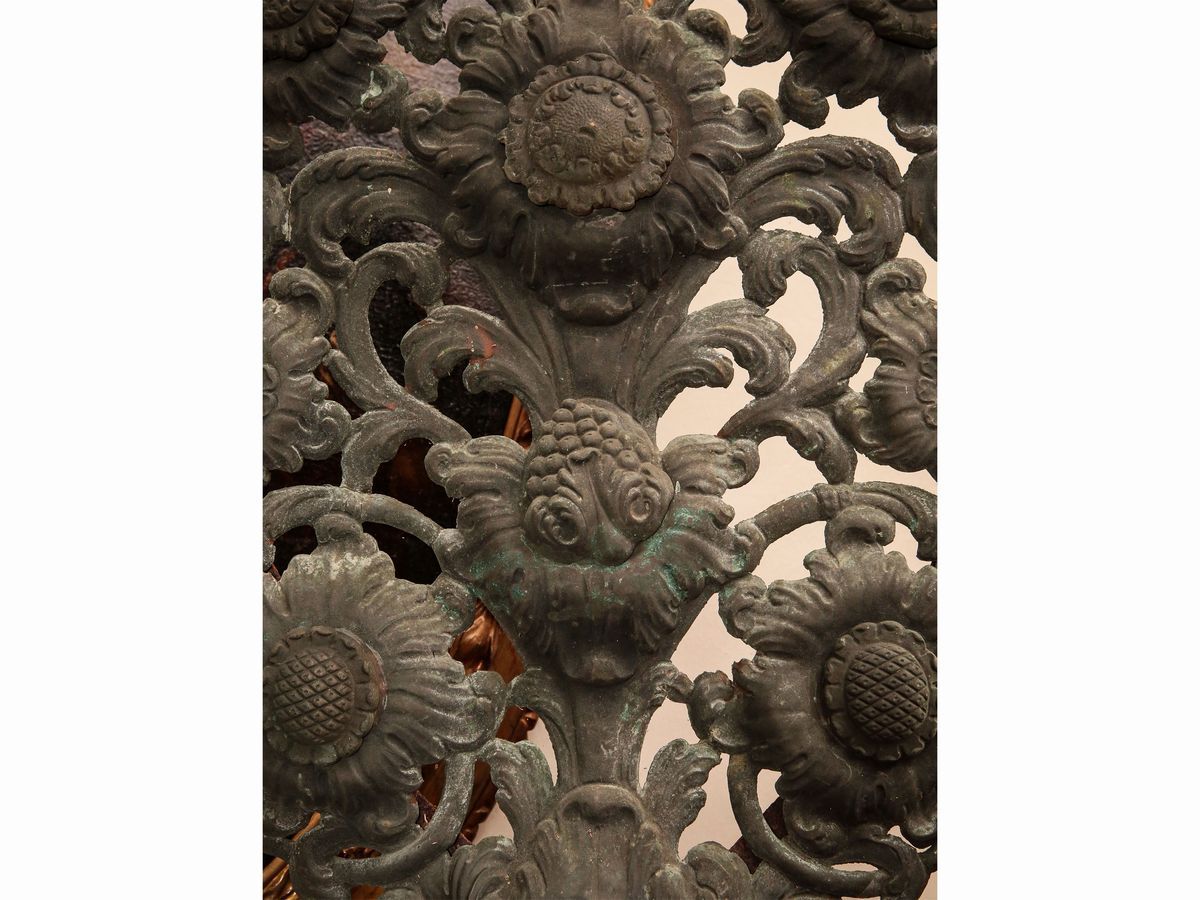 Coppia di Grandi Vasi Porta Palmette in Bronzo
