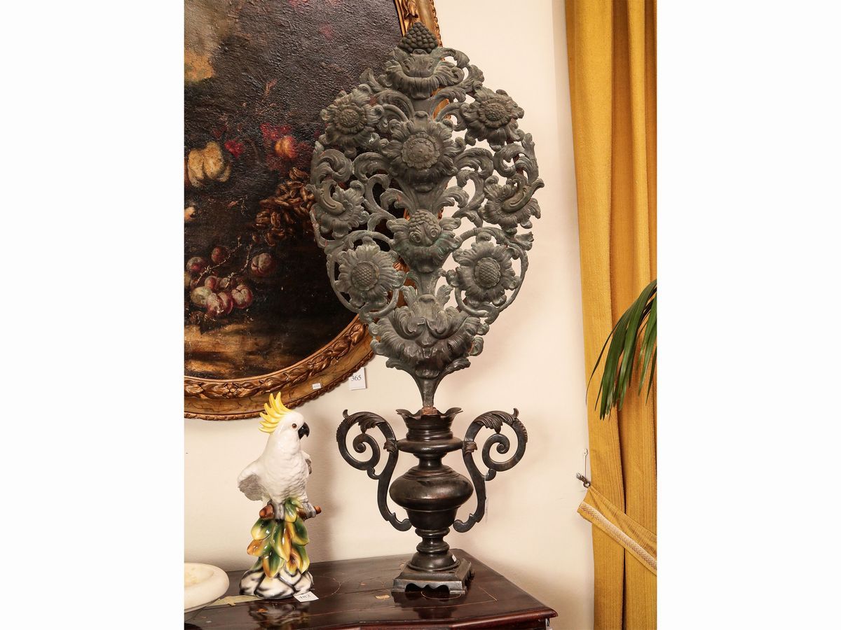 Coppia di Grandi Vasi Porta Palmette in Bronzo