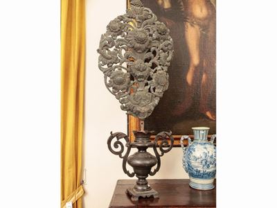 Coppia di Grandi Vasi Porta Palmette in Bronzo