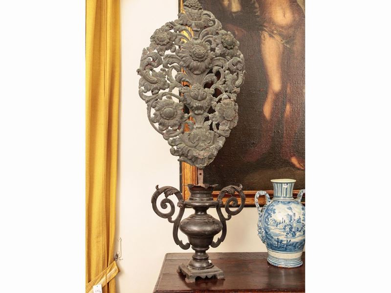 Coppia di Grandi Vasi Porta Palmette in Bronzo