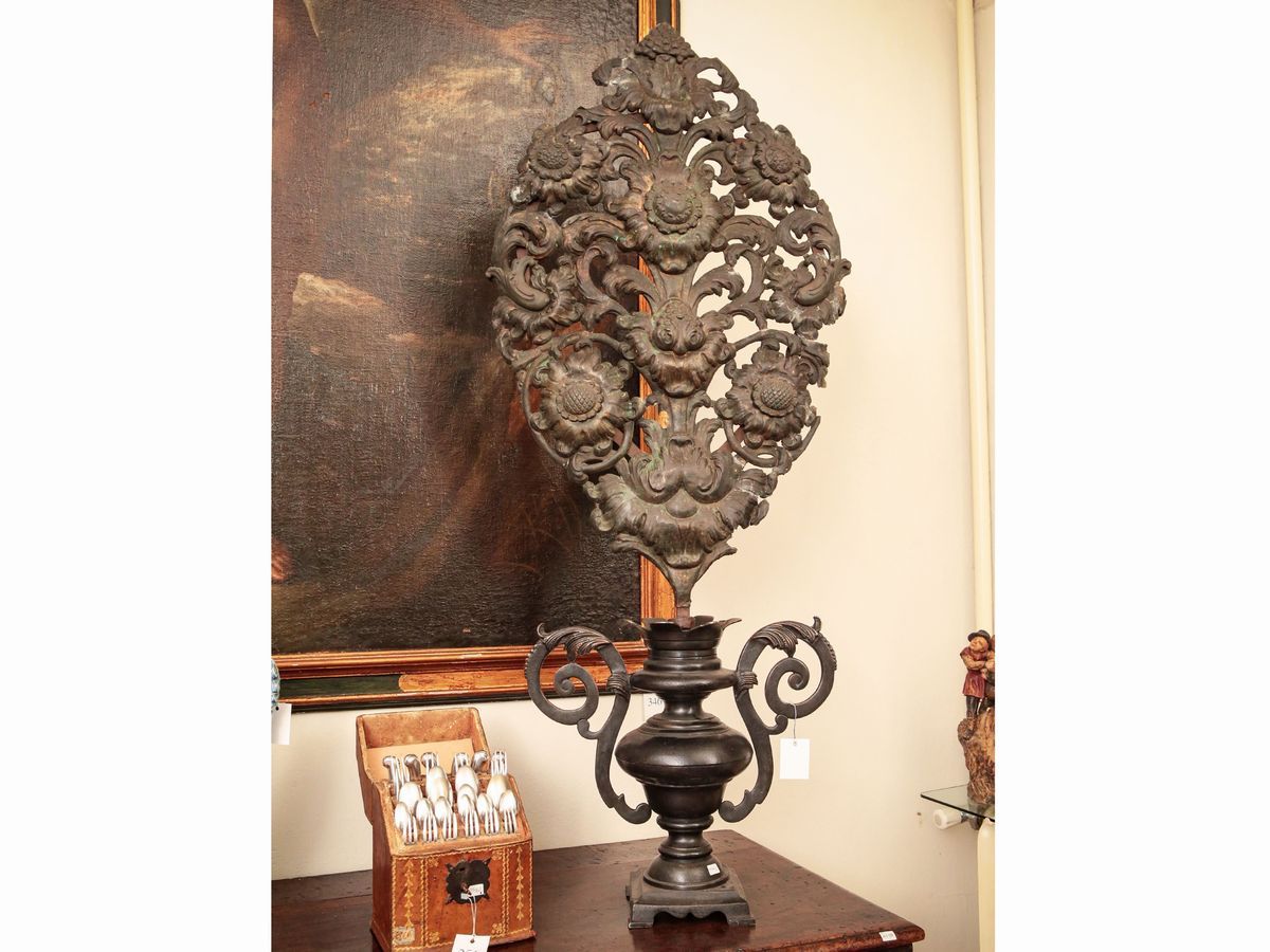 Coppia di Grandi Vasi Porta Palmette in Bronzo