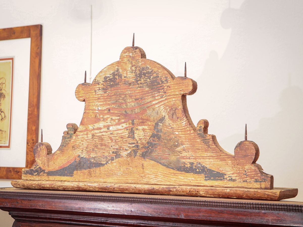 Coppia di Candelabri in Legno Tenero