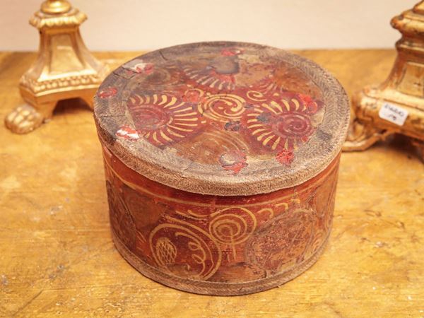 Cylindrical box in soft wood  - Auction Furniture and Paintings from the Gamberaia Castle in Florence - Maison Bibelot - Casa d'Aste Firenze - Milano