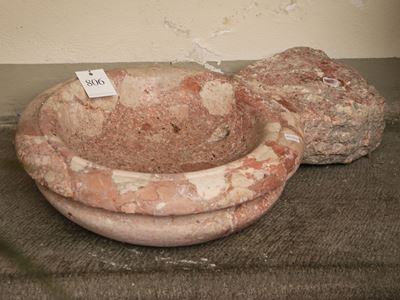 Acquasantiera in marmo breccia rosso, XVII/XVIII secolo