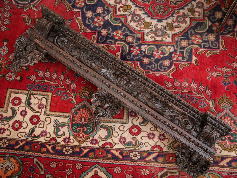 Frontone in noce ed altre essenze