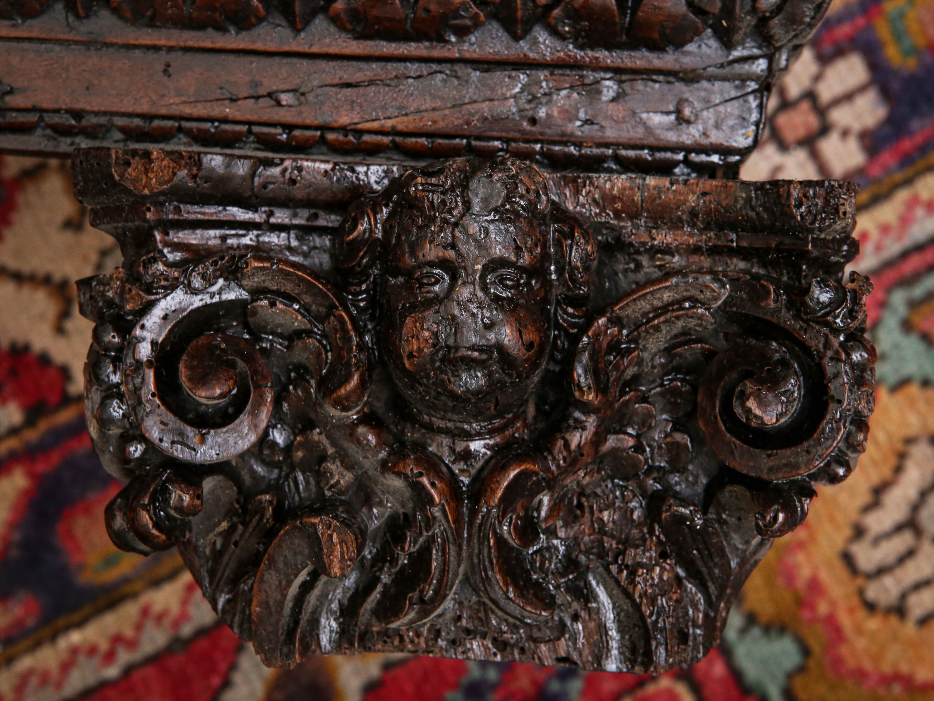 Frontone in noce ed altre essenze