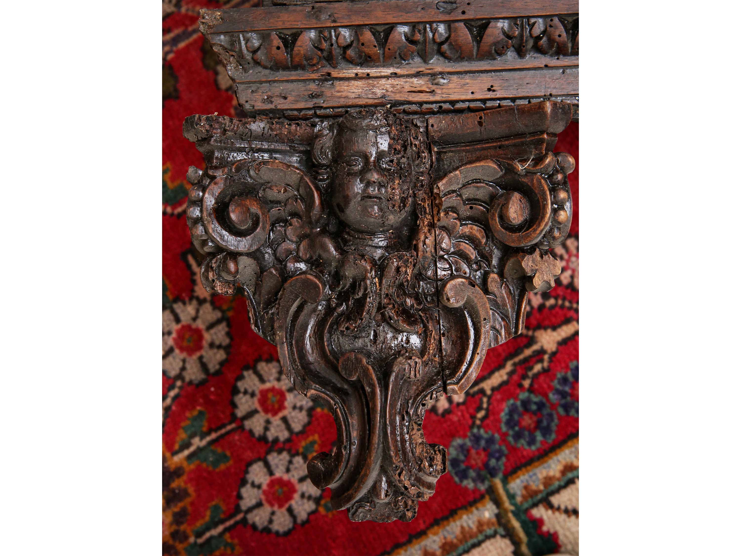 Frontone in noce ed altre essenze