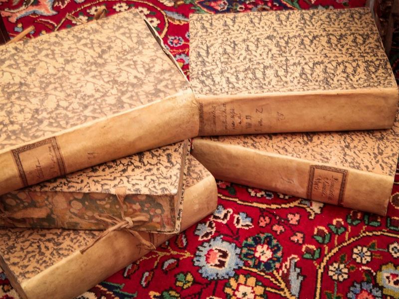 Serie di Nove Contenitori D'epoca da Archivio