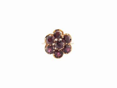 Anello a Margherita in Oro Giallo con Granati