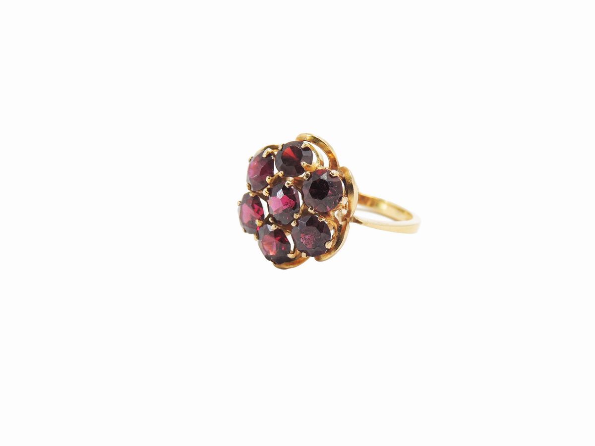 Anello a Margherita in Oro Giallo con Granati