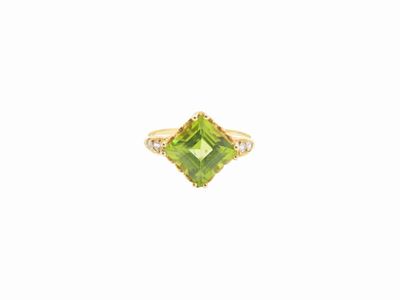 Anello in Oro Giallo con Olivina e Zirconie Cubiche