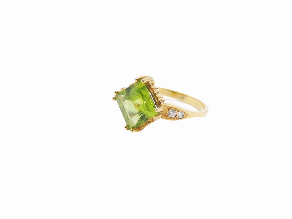 Anello in Oro Giallo con Olivina e Zirconie Cubiche
