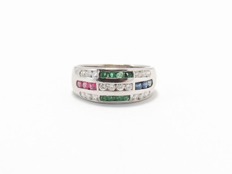 Anello a Fascia Bombata in Oro Bianco con Diamanti, Rubini, Zaffiri e Smeraldi