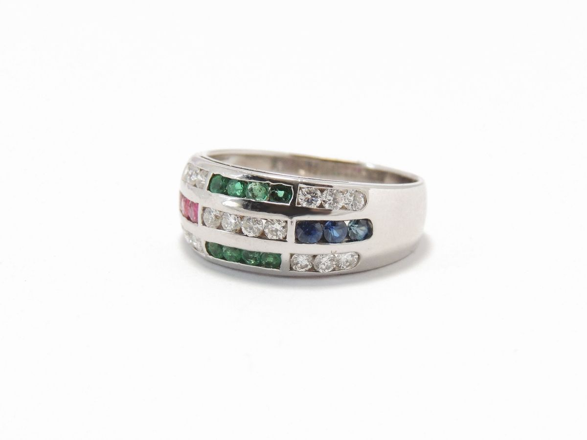 Anello a Fascia Bombata in Oro Bianco con Diamanti, Rubini, Zaffiri e Smeraldi