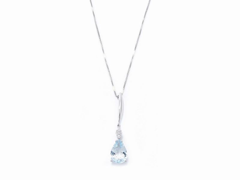 Catenina e Pendente in Oro Bianco con Diamanti e Acquamarina