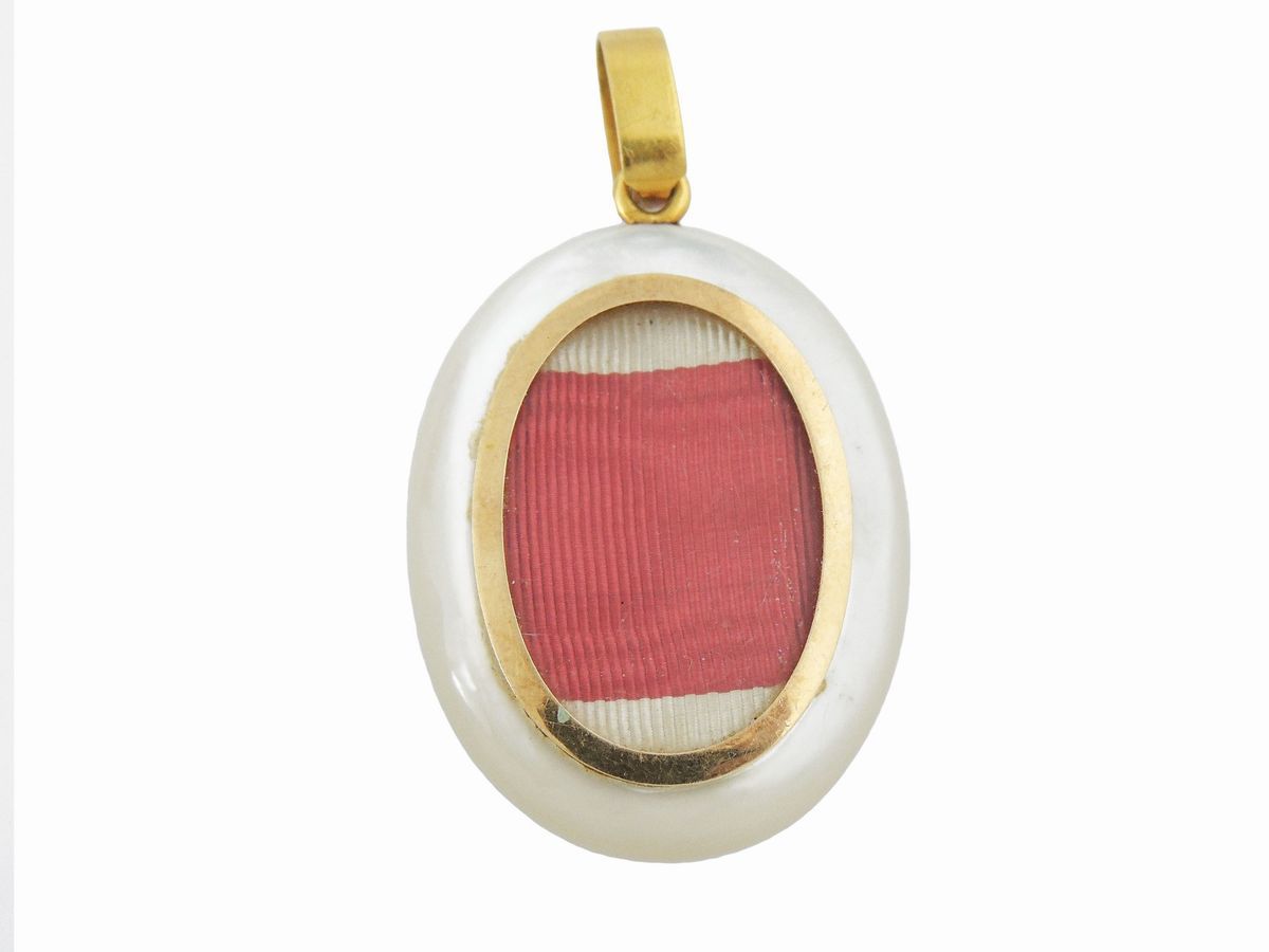 Pendente Portaritratto in Oro Giallo, Diamanti, Rubini, Madreperla e Smalti Blu
