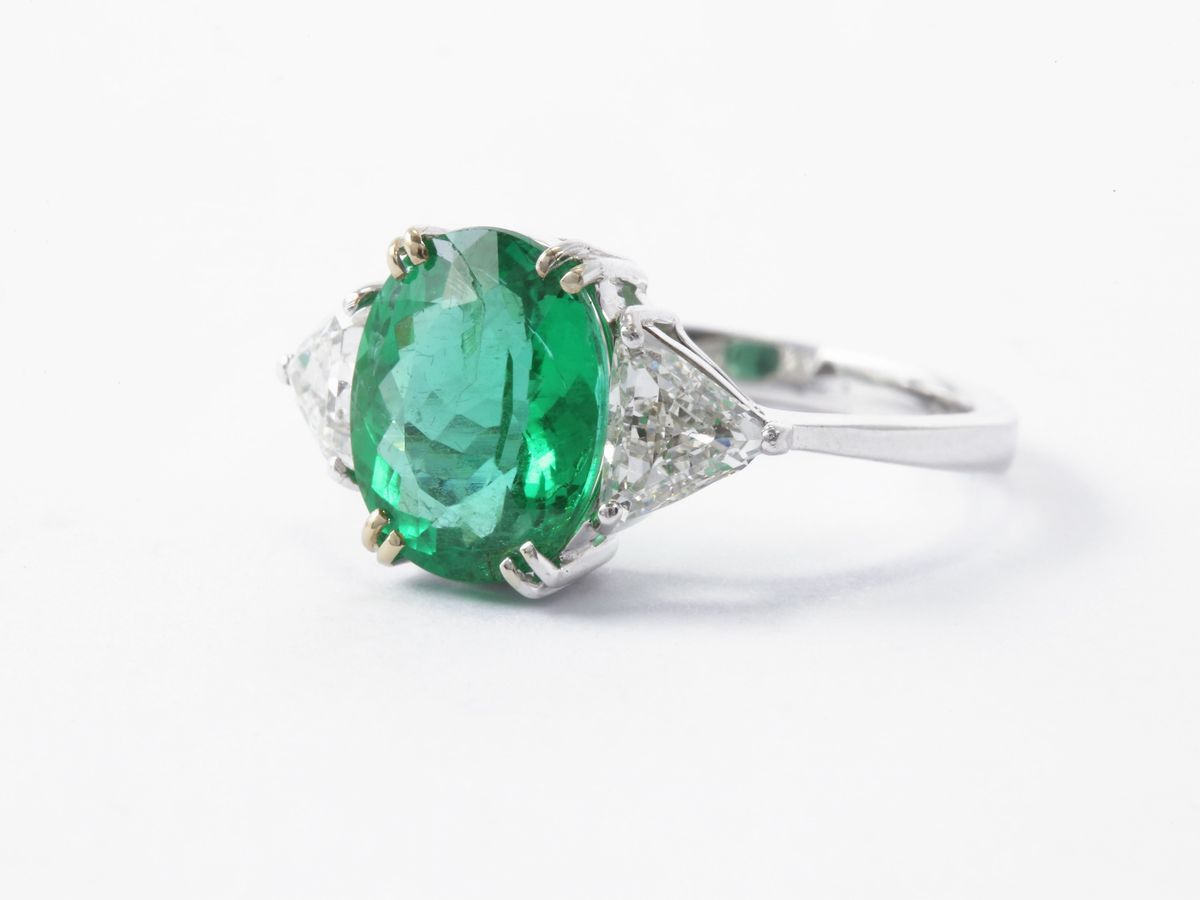 Anello in Oro Bianco con Diamanti e Smeraldo