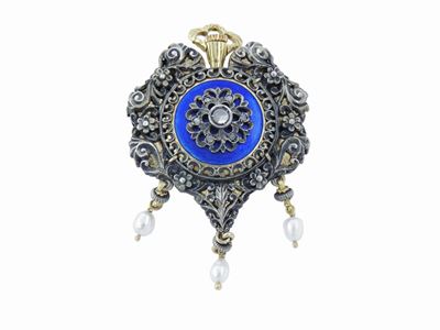Pendente Orologio in Oro Giallo e Argento con Diamanti, Rubini, Perle Coltivate e Smalto Blu