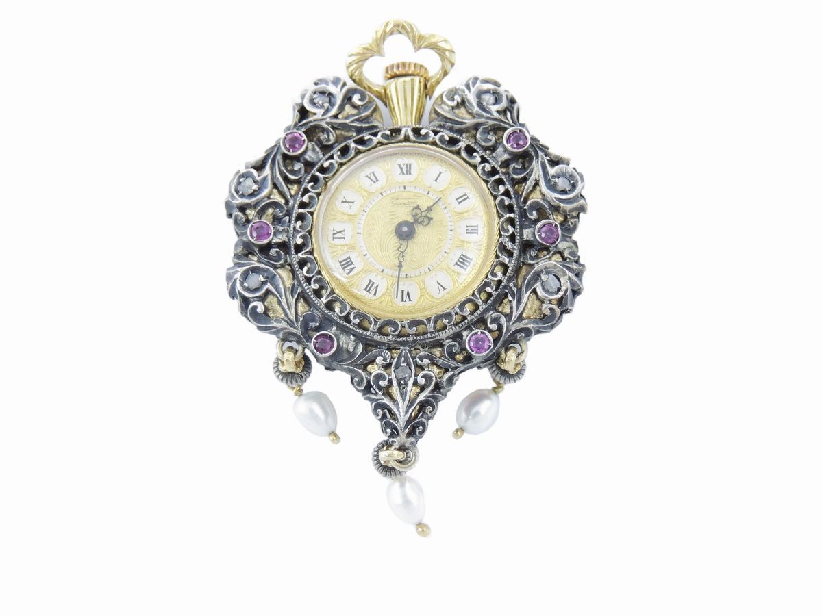 Pendente Orologio in Oro Giallo e Argento con Diamanti, Rubini, Perle Coltivate e Smalto Blu