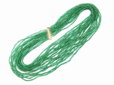 Collana di Quindici Fili di Smeraldi Sfaccettati con Fermezza in Oro Giallo