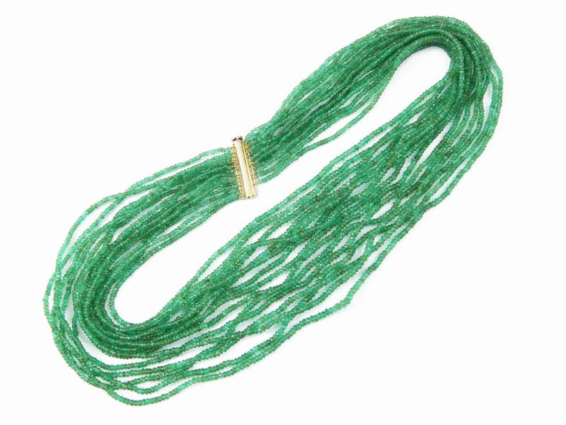 Collana di Quindici Fili di Smeraldi Sfaccettati con Fermezza in Oro Giallo