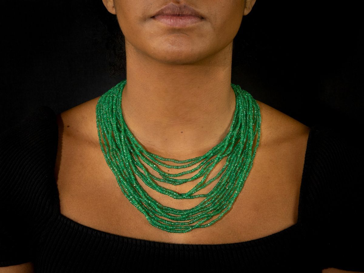 Collana di Quindici Fili di Smeraldi Sfaccettati con Fermezza in Oro Giallo