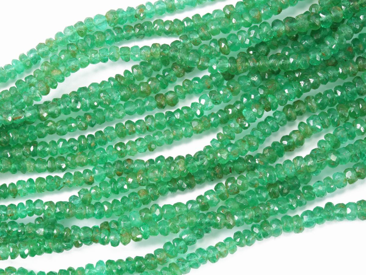 Collana di Quindici Fili di Smeraldi Sfaccettati con Fermezza in Oro Giallo
